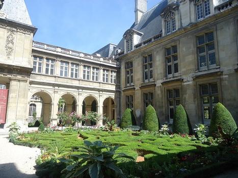 Les bâtiments de l'Hôtel Carnavalet, autour de son jardin intérieur (Paris 3e)