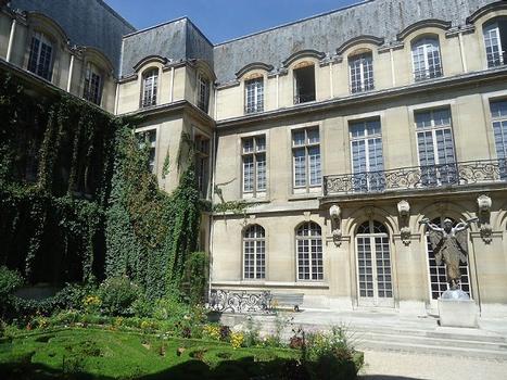Les bâtiments de l'Hôtel Carnavalet, autour de son jardin intérieur (Paris 3e)