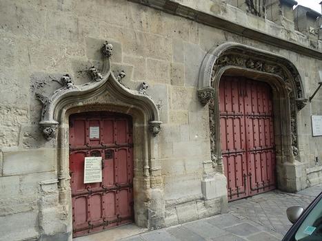 Le portail de l'Hôtel de Cluny (Musée du Moyen Age) du côté du square Painlevé (Paris 5e)