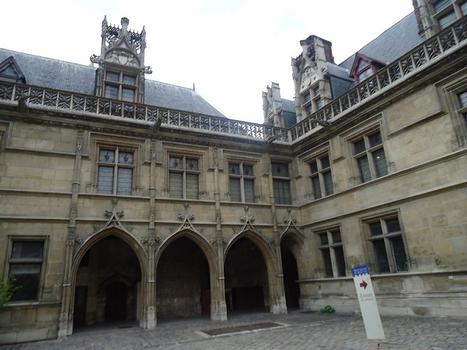 La cour intérieure de l'Hôtel de Cluny, côté square Painlevé