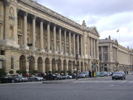 L'hôtel de Crillon, de style classique, occupe la partie nord de la place de la Concorde (Paris 8e)