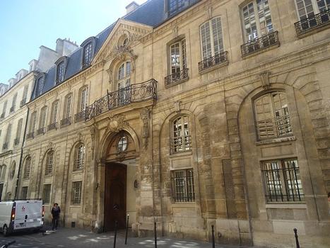 La façade de l'Hôtel d'Albret, sur la rue des Francs-Bourgeois (Paris 4e)