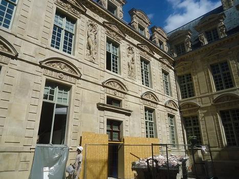 La cour intérieure de l'hôtel de Sully, côté rue Saint-Antoine (Paris 4e)