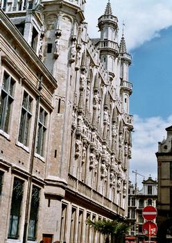 Le petit côté est de l'Hôtel de Ville de Bruxelles, finement sculpté