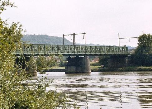 Le pont ferroviaire métallique de Houx, communes d'Anhée (rive gauche de la Meuse) et d'Yvoir (rive droite)