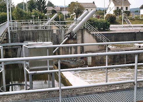 Le barrage écluse de Houx, sur la Meuse: les vérins des pertuis de la rive gauche