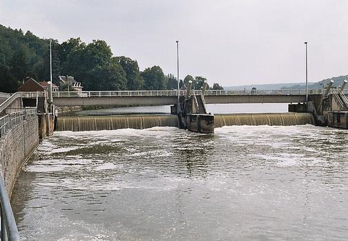 Le barrage écluse de Hun, sur la Meuse (commune de Profondeville): deux des quatre pertuis, vus de la rive droite