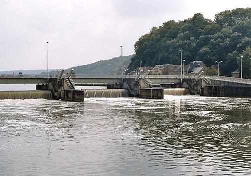 Trois des quatre pertuis du barrage écluse de Hun, sur la Meuse (commune de Profondeville)