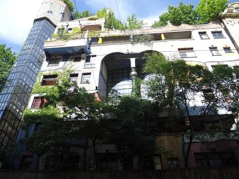 La municipalité de Vienne commanda au peintre Fr. Hundertwasser le design de ces maisons d'habitation aux façade multicolores et aux balcons plantés d'arbres (1985)