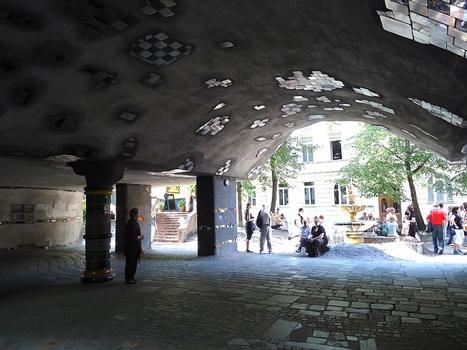 L'entrée, sur la Kegelgasse, de l'immeuble Hundertwasser (1985)