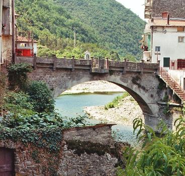 Le vieux pont piétonnier d'Isolabonna (province d'Imperia)