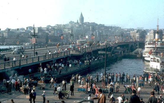 Le pont flottant de Galata à Istanboul