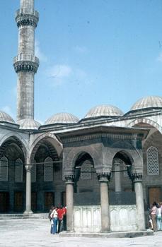 La cour intérieure de la mosquée bleue, à Istamboul