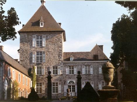 Le donjon (14e siècle) du château de Jallet (Ohey), en province de Namur