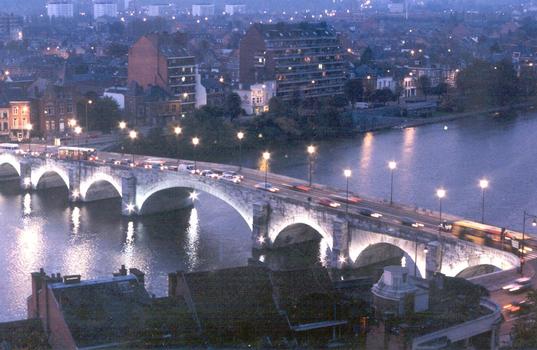 Pont de Jambes bei Nacht von der Zitadelle in Namur aus gesehen