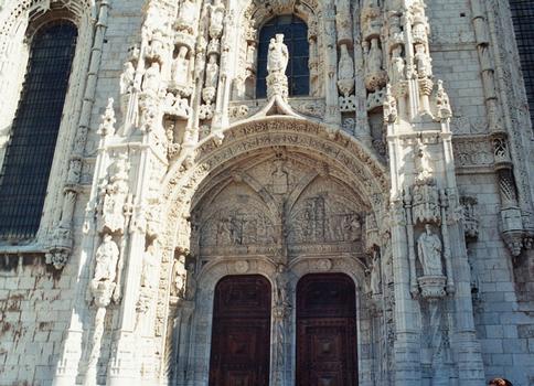 Le portail sud de l'église abbatiale Santa Maria du monastère des Hiéronymites (Mosteiro dos Jeronimos), à Belem (Lisbonne) foisonne de sculptures