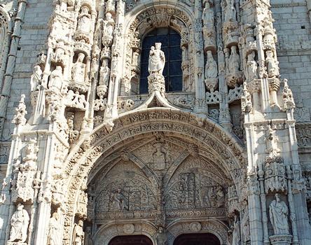 Le portail sud de l'église abbatiale Santa Maria du monastère des Hiéronymites (Mosteiro dos Jeronimos), à Belem (Lisbonne) foisonne de sculptures