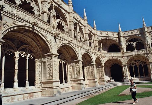 Le cloître, de style manuélin, du monastère de Saint Jérome (Mosteiro dos Jeronimos) à Belem (Lisbonne), commencé en 1502