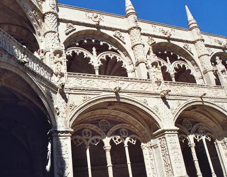 Le cloître, de style manuélin, du monastère de Saint Jérome (Mosteiro dos Jeronimos) à Belem (Lisbonne), commencé en 1502