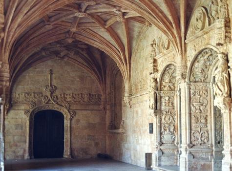 Le cloître du monastère des Hiéronymites (Mosteiro dos Jeronimos) à Belem, occupe 2 étages et fait la synthèse entre le style manuélin, variante du gothique flamboyant, et le style Renaissance