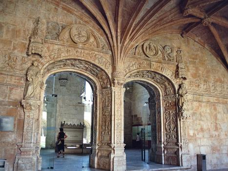 Le cloître du monastère des Hiéronymites (Mosteiro dos Jeronimos) à Belem, occupe 2 étages et fait la synthèse entre le style manuélin, variante du gothique flamboyant, et le style Renaissance