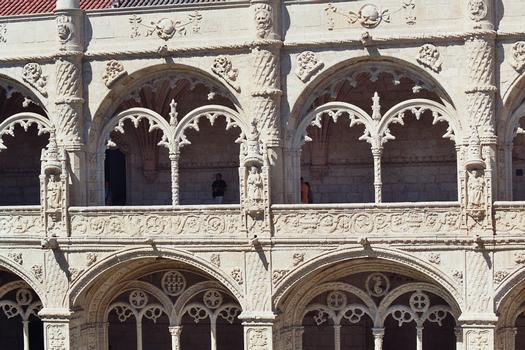 Détails du cloître du monastère des Hiéronymites à Belem (Lisbonne). Le monastère, commandé par Manuel I en 1502, glorifie les découvertes maritimes portugaises