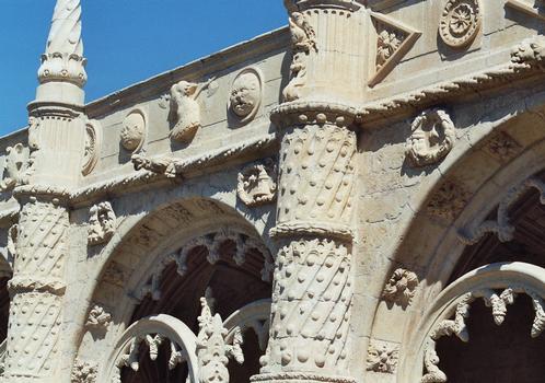 Détails du cloître du monastère des Hiéronymites à Belem (Lisbonne). Le monastère, commandé par Manuel I en 1502, glorifie les découvertes maritimes portugaises