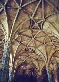 La nef, le choeur et les voûtes de l'église Santa Maria du monastère des Hiéronymites (mosteiro dos Jeronimos) à Belem (Lisbonne)