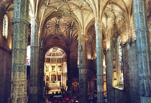 La nef, le choeur et les voûtes de l'église Santa Maria du monastère des Hiéronymites (mosteiro dos Jeronimos) à Belem (Lisbonne)