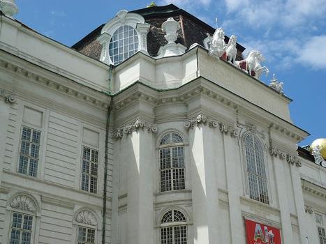 La bibliothèque nationale, sur la Josefsplatz, au centre de Vienne, fait partie du complexe du château impérial, la Hofburg