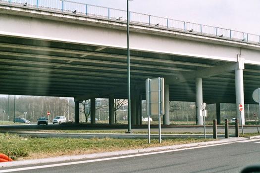 Le viaduc de Jumet (Charleroi) de l'A54 sur le rond=point de la N582