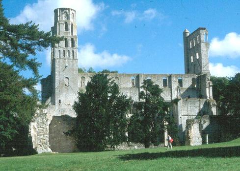 Les ruines de l'église abbatiale de Jumièges en Normandie