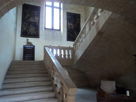 L'entrée et le grand escalier de l'aile Louis XIV (17e siècle) du château de Jumilhac (Dordogne)