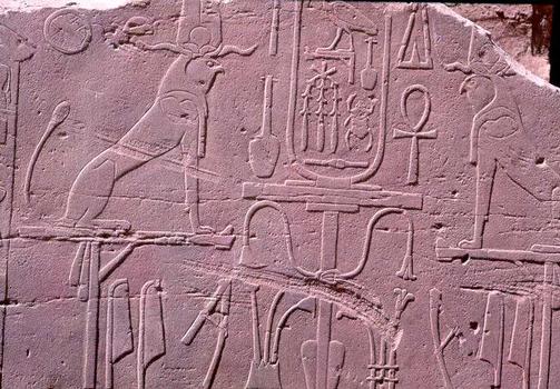 Hiéroglyphes taillés dans le granit rose (temple de Karnak)