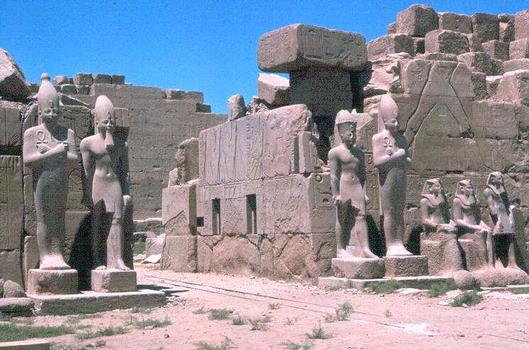 L'entrée du grand temple de Karnak, près de Louqsor (Egypte)