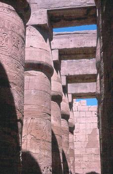 Le plafond de la salle hypostyle du grand temple de Karnak