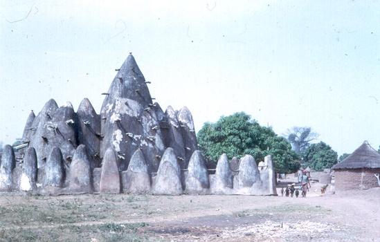 La mosquée d'adobe (briques d'argile séchée au soleil et crépis) de Kawara, présumée du 17e siècle (nord de la Côte d'Ivoire)