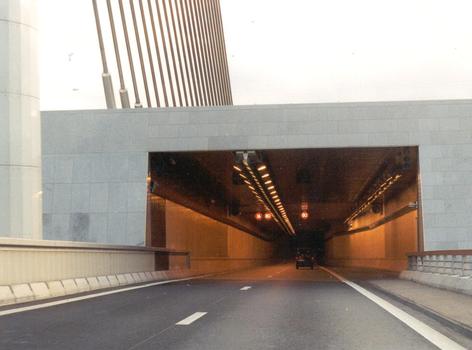 L'entrée du tunnel de Kinkempois sous les haubans du pont du Pays de Liège, dans le sens Bruxelles-Ardennes, 3e grand ouvrage de la liaison E25-E40, après le tunnel de Cointe et le pont haubané