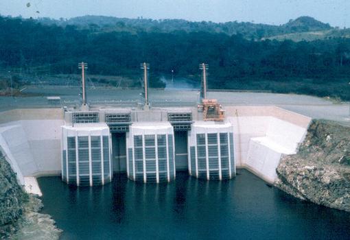 La prise d'eau du barrage hydroélectrique de Kossou, près de Yamoussoukro (Côte d'Ivoire)