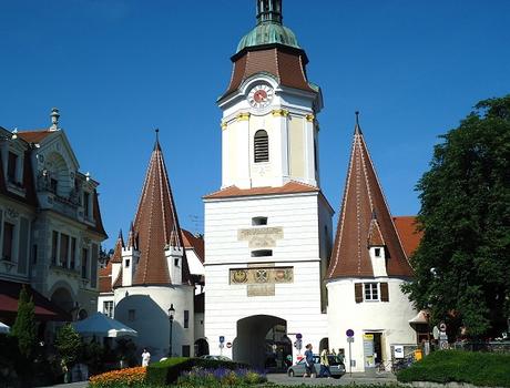 La Steinertor, tour baroque, porte d'entrée de la ville de Krems en venant de Stein (Basse-Autriche)