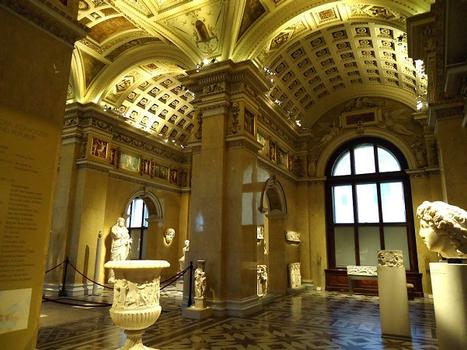 Les salles d'exposition des antiquités au premier étage du Kunsthistorischemuseum de Vienne