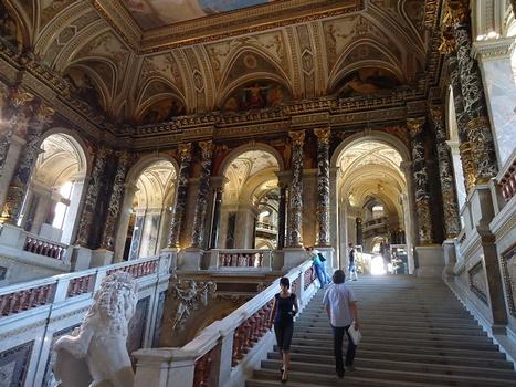 L'escalier monumental du Kunsthistorischemuseum de Vienne mène de la rotonde du rez-de-chaussée aux salles d'expositions du premier étage