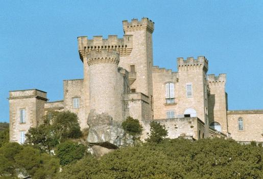 Le château (privé) de La Barben (Bouches-du-Rhône), reùanié au fil des siècles