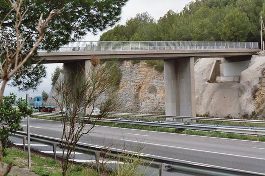 Le pont du chemin des Plaines Marines sur l'autoroute A50 à La Ciotat (Bouches-du-Rhône)
