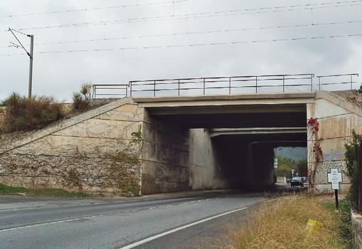 Le triple pont de l'autoroute A50 et de la ligne de chemin de fer Marseille-Toulon sur la D3 (La Ciotat-Ceyreste) à la sortie de La Ciotat