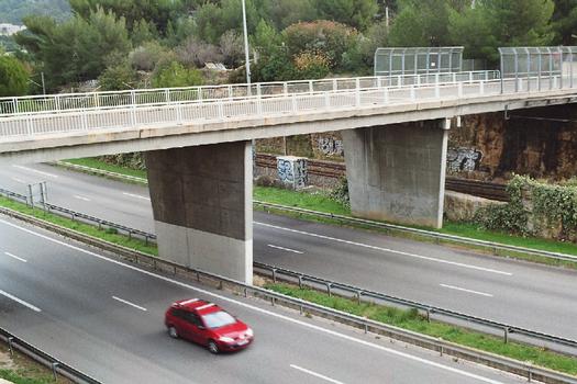 Le pont du chemin de Valtendre sur l'autoroute A50 à La Ciotat