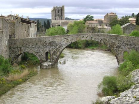 Le vieux pont, actuellement piétonnier, de Lagrasse (Aude)