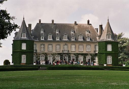 La façade nord du château de La Hulpe, construit en 1842 dans le style classique français, pour le comte Solvay, grand industriel de la chimie belge