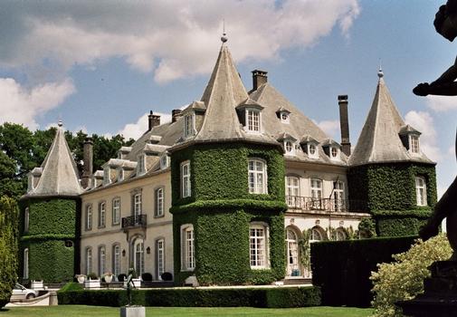 La façade sud et le côte oriental du château de La Hulpe, face au parc de plus de 230 hectares