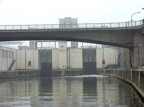 Le pont et l'écluse de Lanaye (province de Liège)